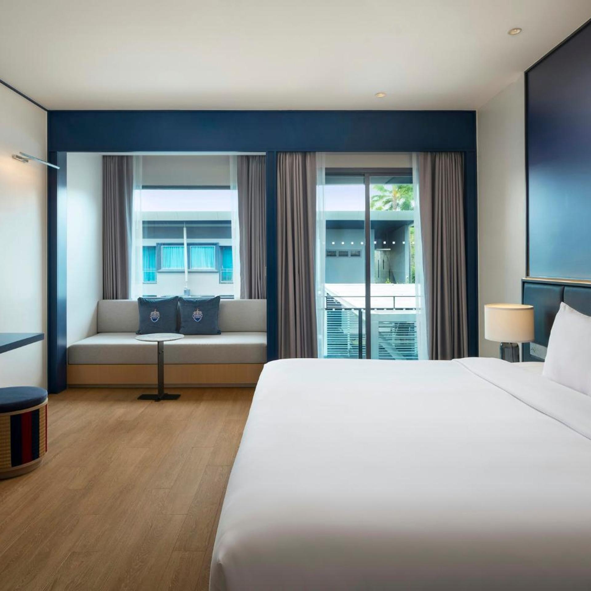 Deluxe, King Bed, Pool View, High Floor