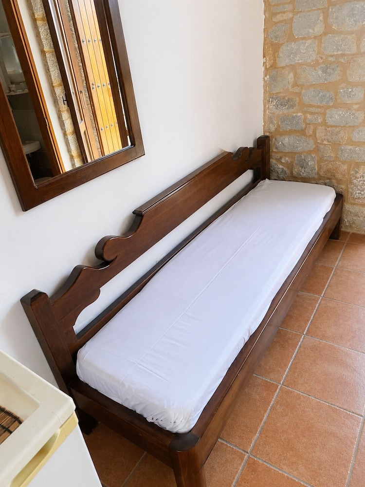 Lalloudes Seaside Accommodation 12/50