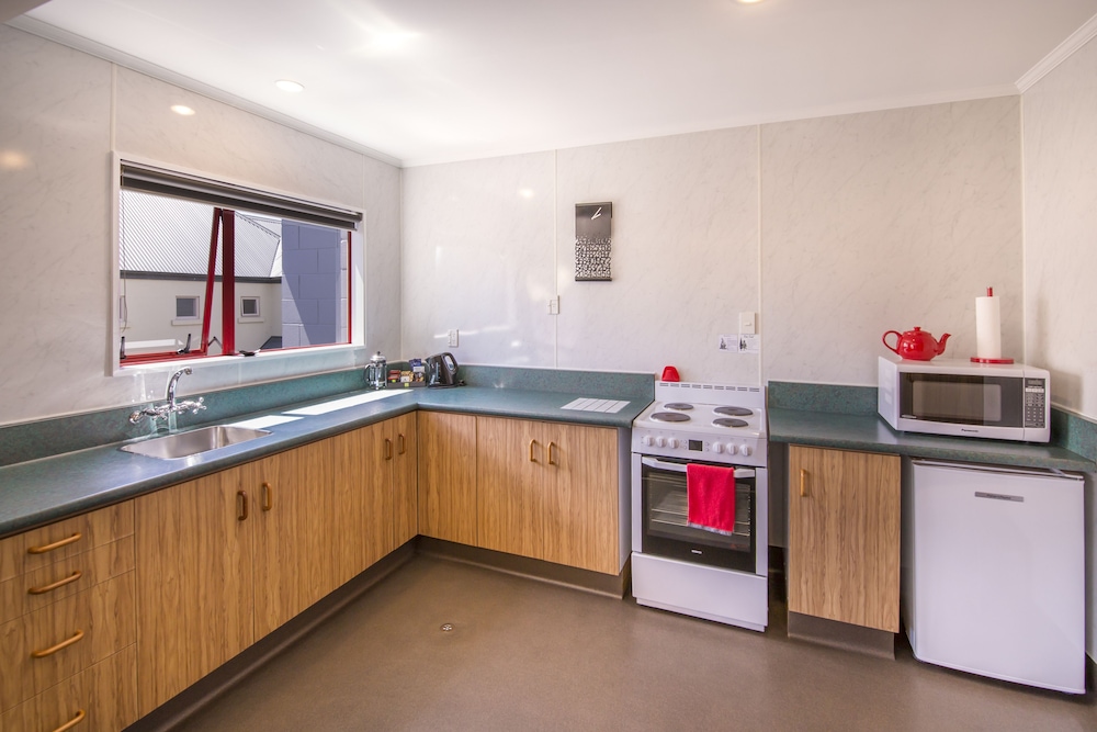 Amross Court Motor Lodge 32/50