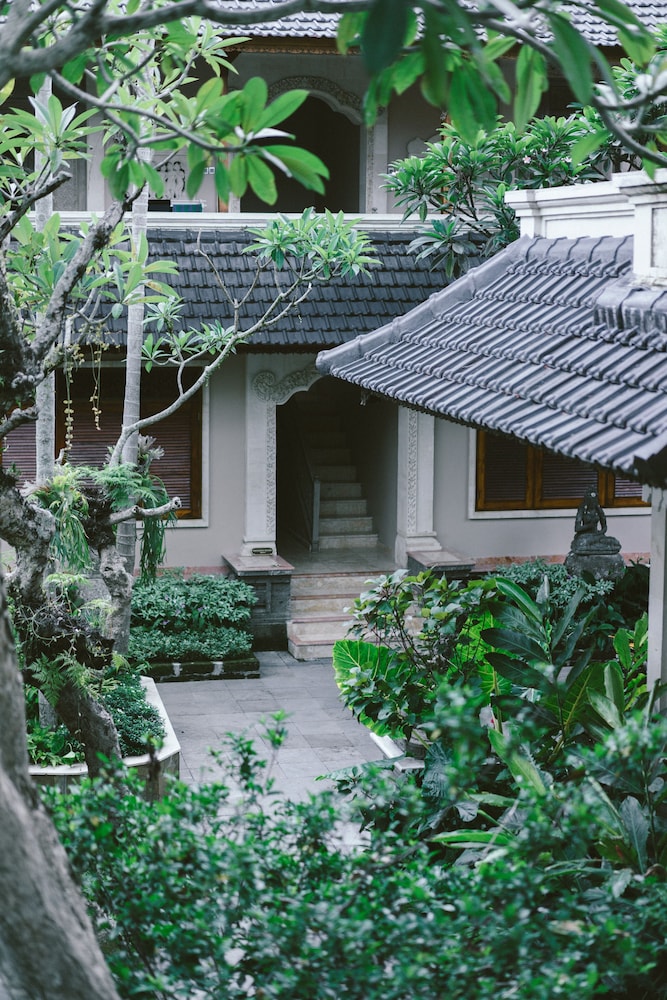 Honeymoon Guesthouse 70/75