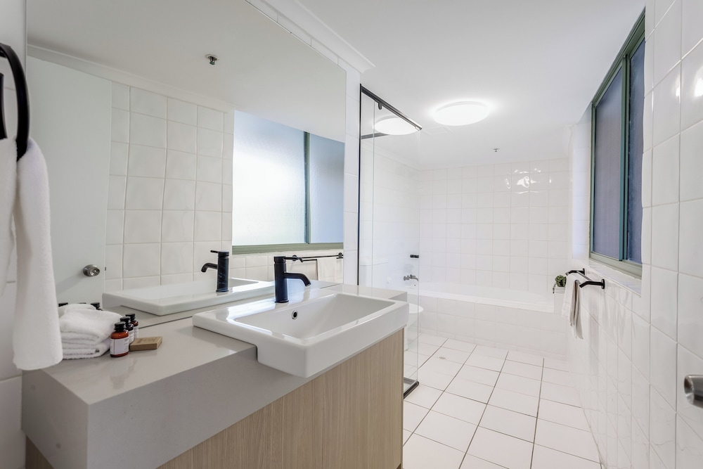 The Meriton On Main Beach 50/50