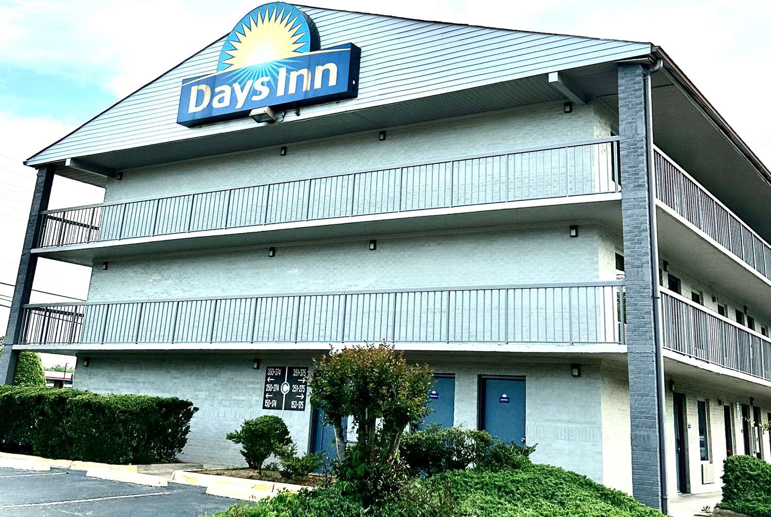 Days Inn By Wyndham Charlotte Northlake 1/8
