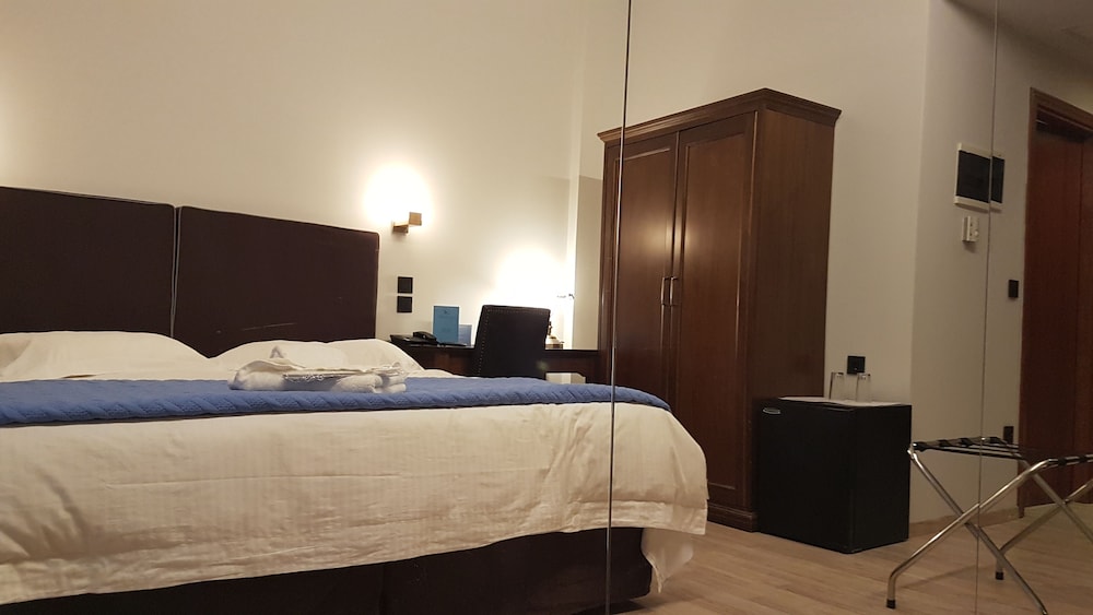 ANASTAZIA LUXURY SUITES & ROOMS 10/70
