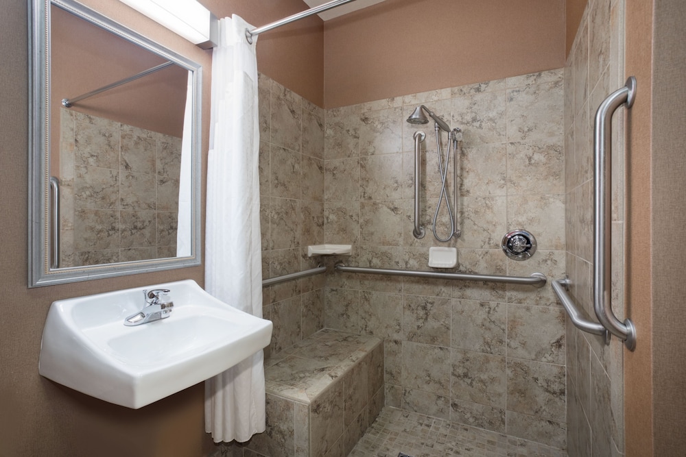 Holiday Inn Express Hotel Suites Yankton 33/71
