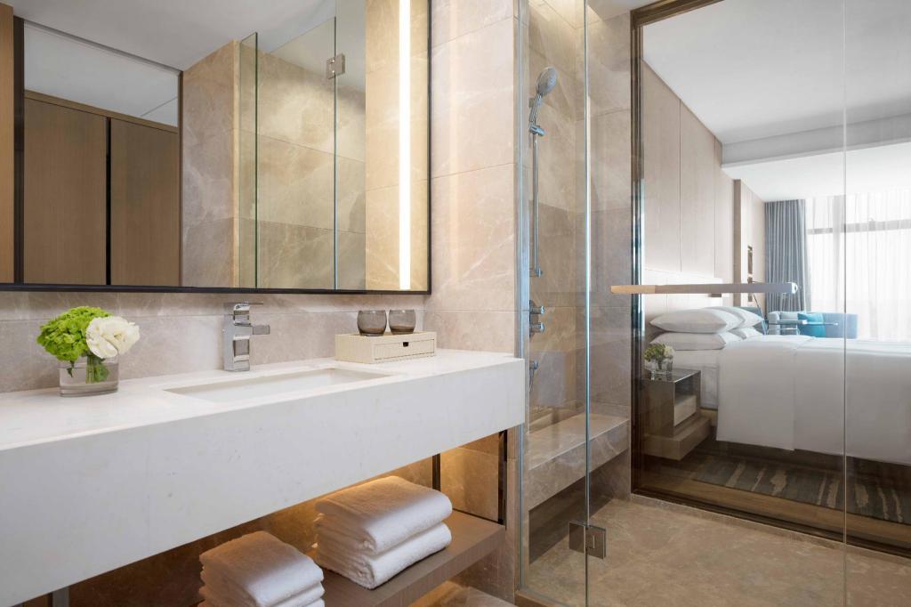 Guest Room, Premium, Executive, King Bed, High Floor, Courtyard By Marriott Shenzhen Bao An 2/3