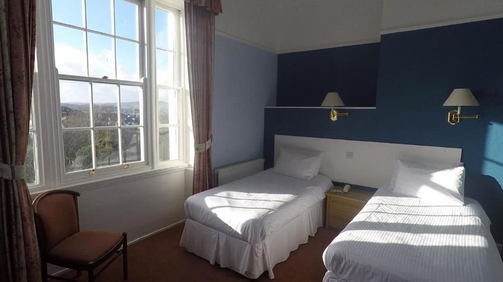 THE MANOR HOTEL 38/71