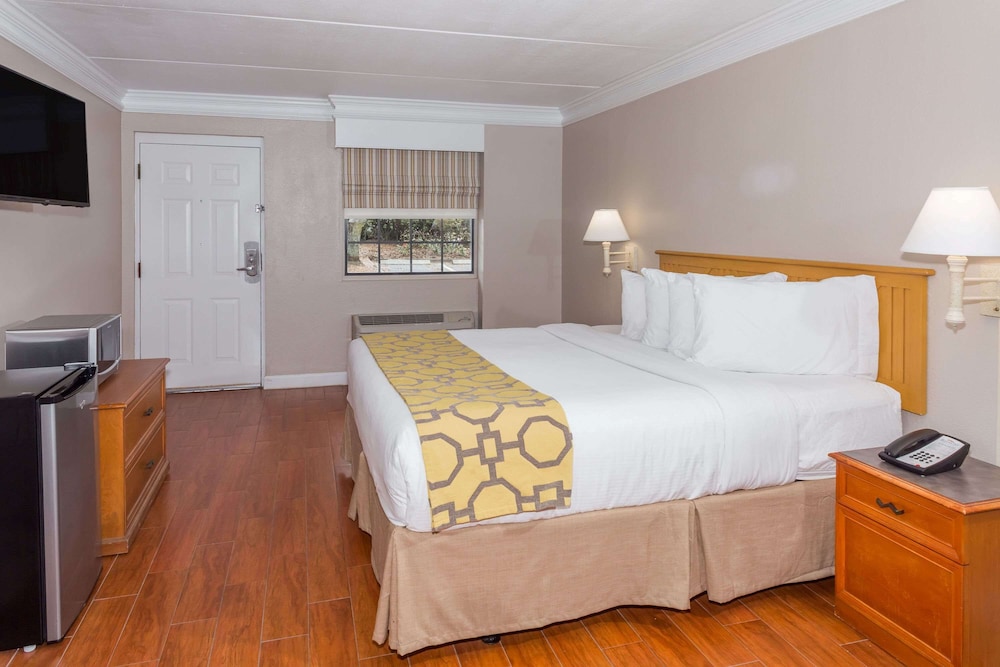 Casa Bella Inn & Suites 19/55