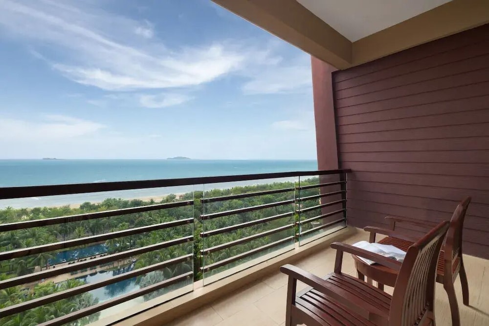 Pullman Oceanview Sanya Bay Resort and Spa 4/76