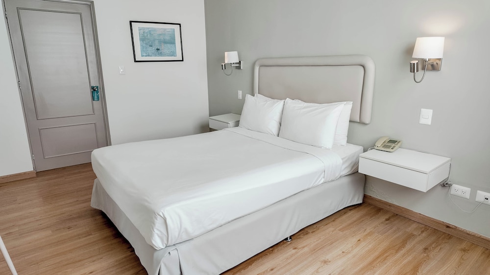 STANDARD, QUEEN BED