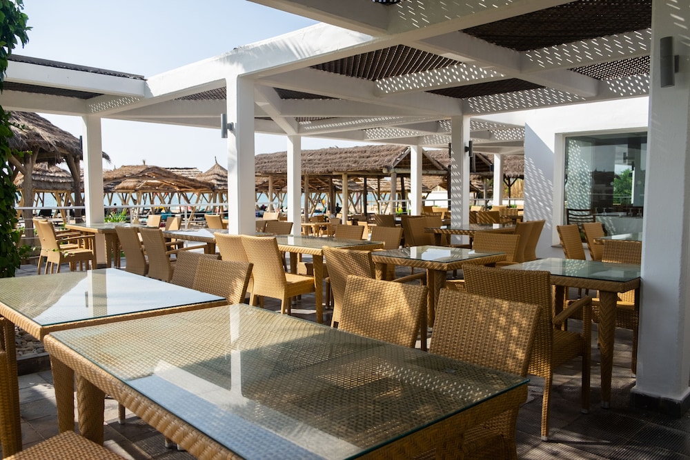 THE ORANGERS BEACH RESORT AND BUNGALOWS 24/43