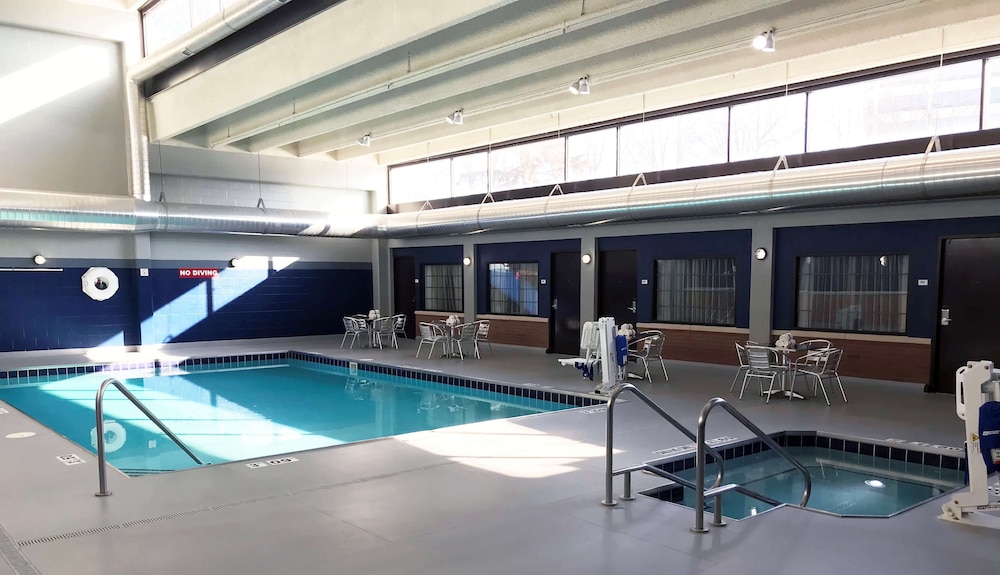 Radisson Hotel La Crosse 59/63