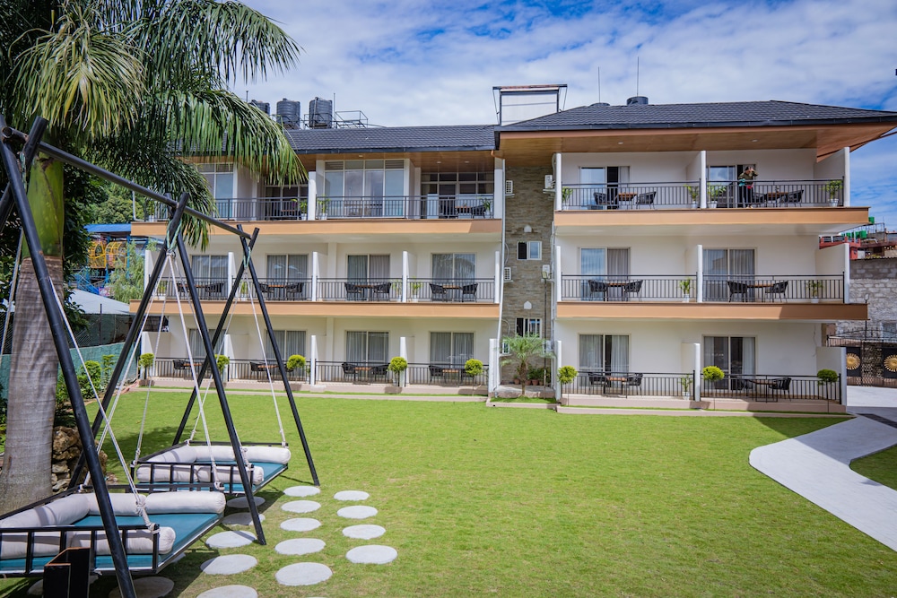 Majestic Lake Front Hotel & Suites 40/47