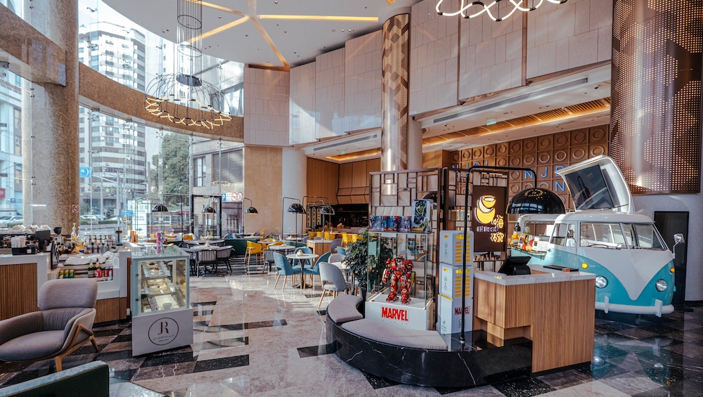 Holiday Inn Shanghai Nanjing Road 54/75