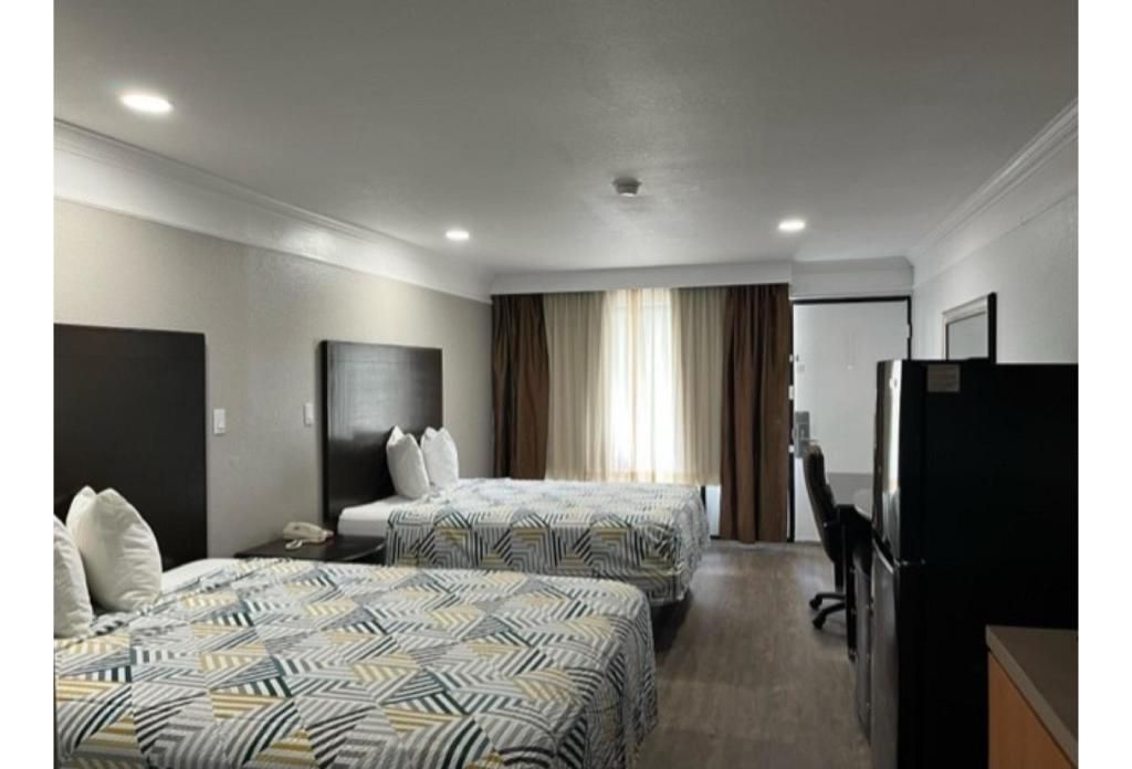2 Queen Beds - Non-Smoking, Kitchen
