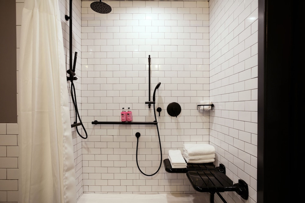 غرفة بسرير كوين لذوي الإعاقة، Moxy Richmond Downtown 5/5