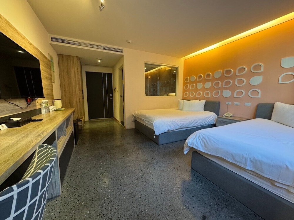 Travel Light Hotel 13/50