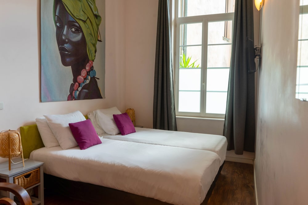 ROOM, TWIN BEDS