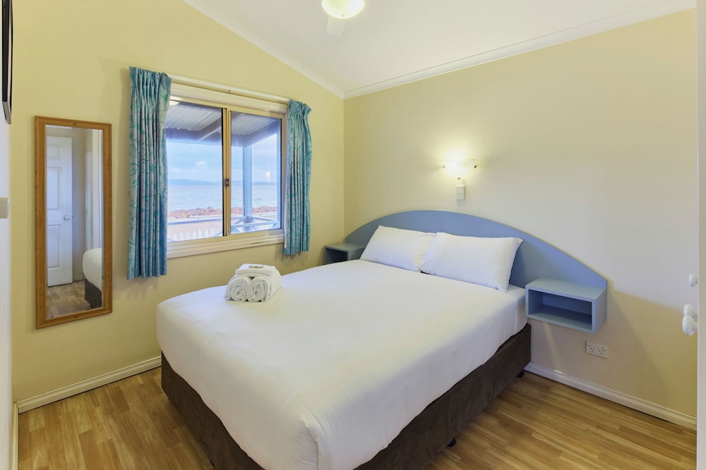2 Bedrooms, Cabin, 1 Queen and 1 Single Bed, Bunk Bed, Beach Front