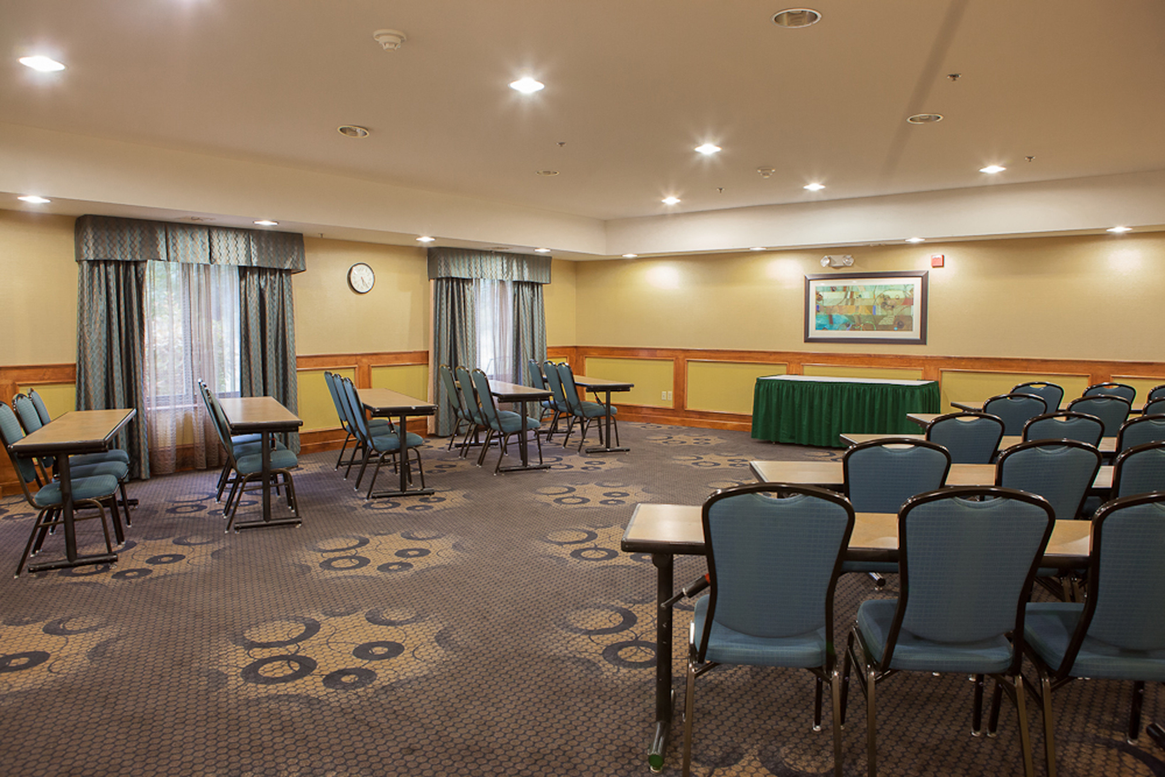 Holiday Inn Express Hotel Suites Canton 52/62
