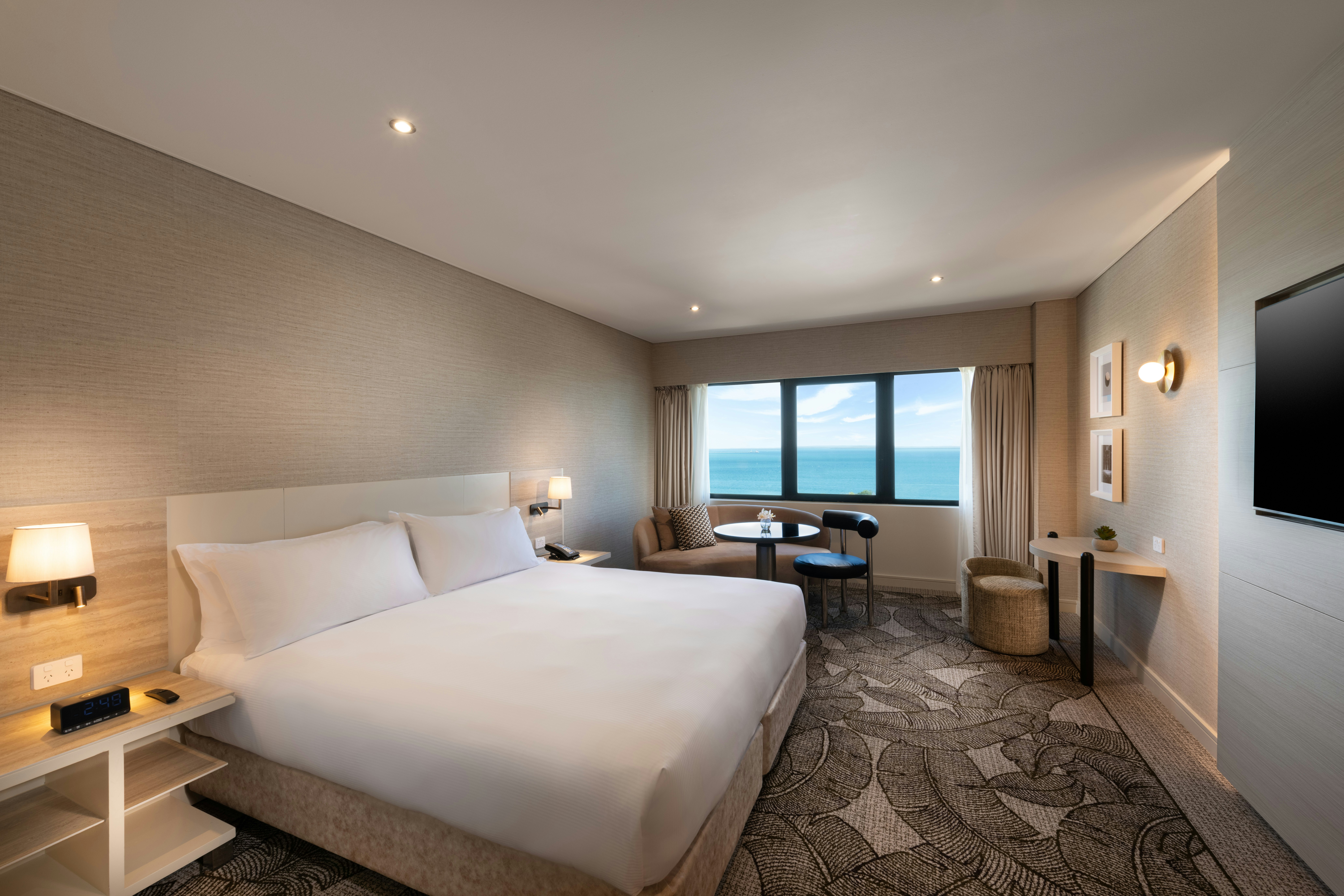 EXECUTIVE, KING BED