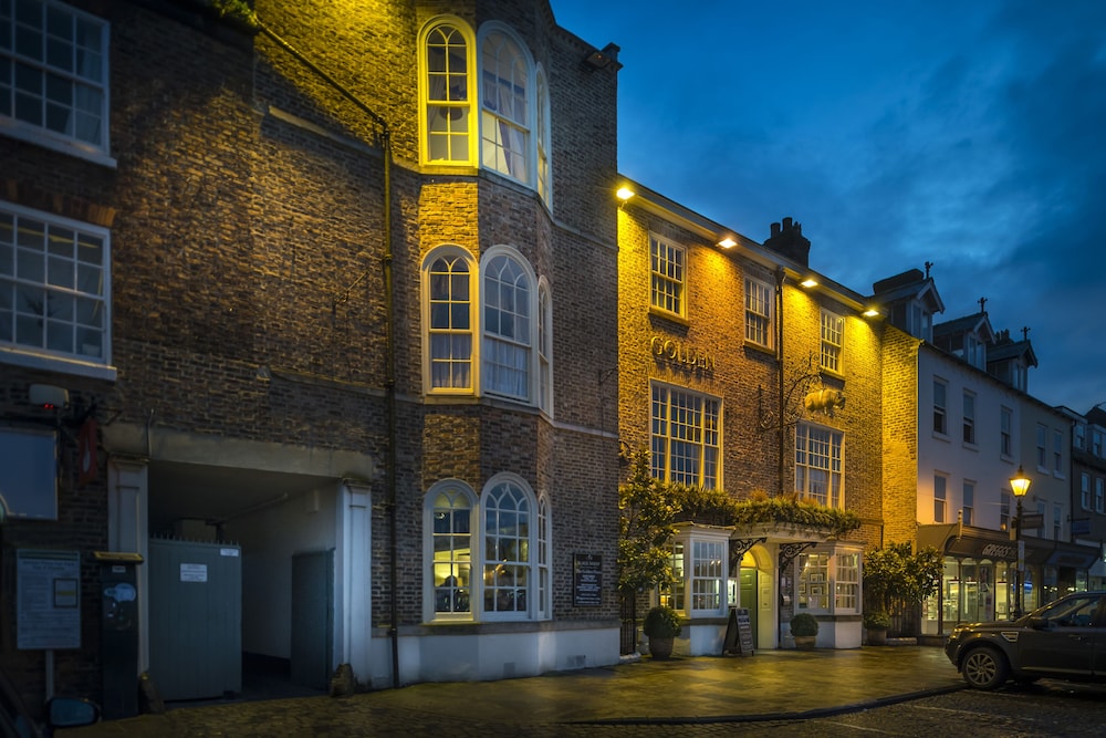 The Golden Fleece Hotel 46/50