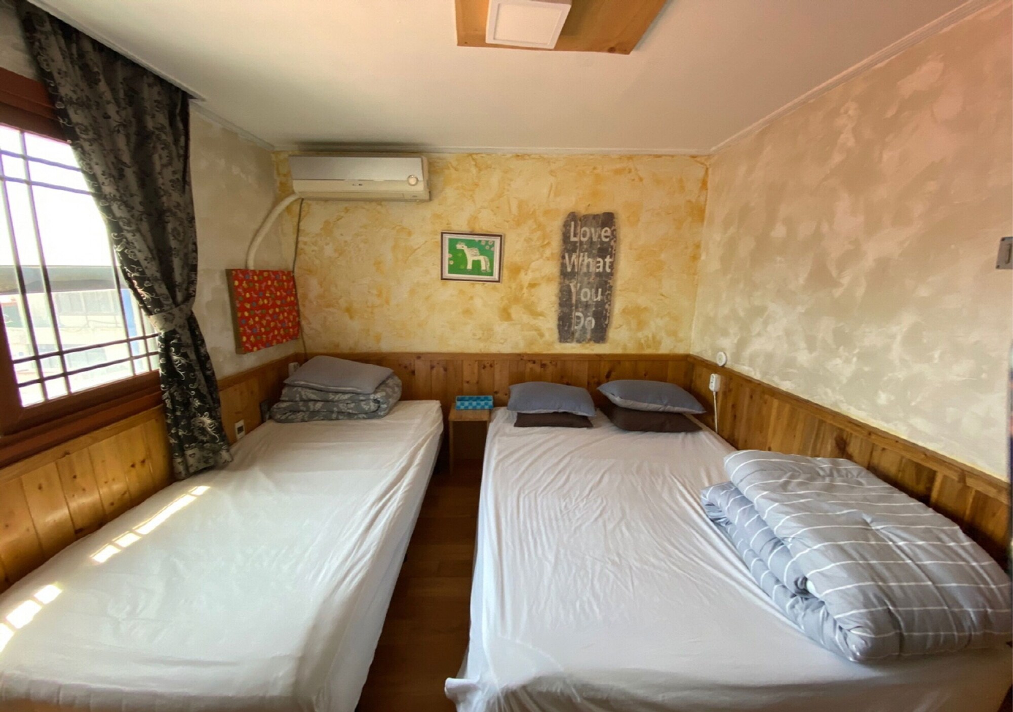 ROOM, TWIN BEDS