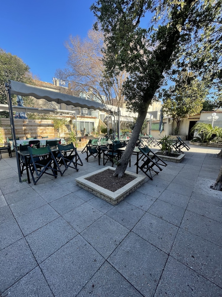 Hotel Les Cigalons 20/25