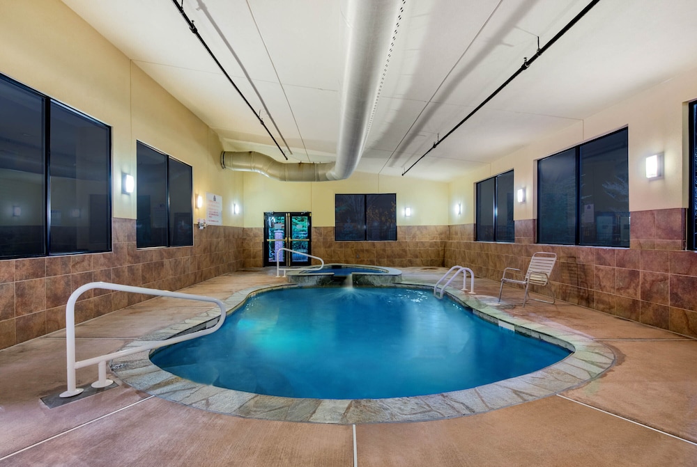 La Quinta Inn by Wyndham West Long Branch 30/43
