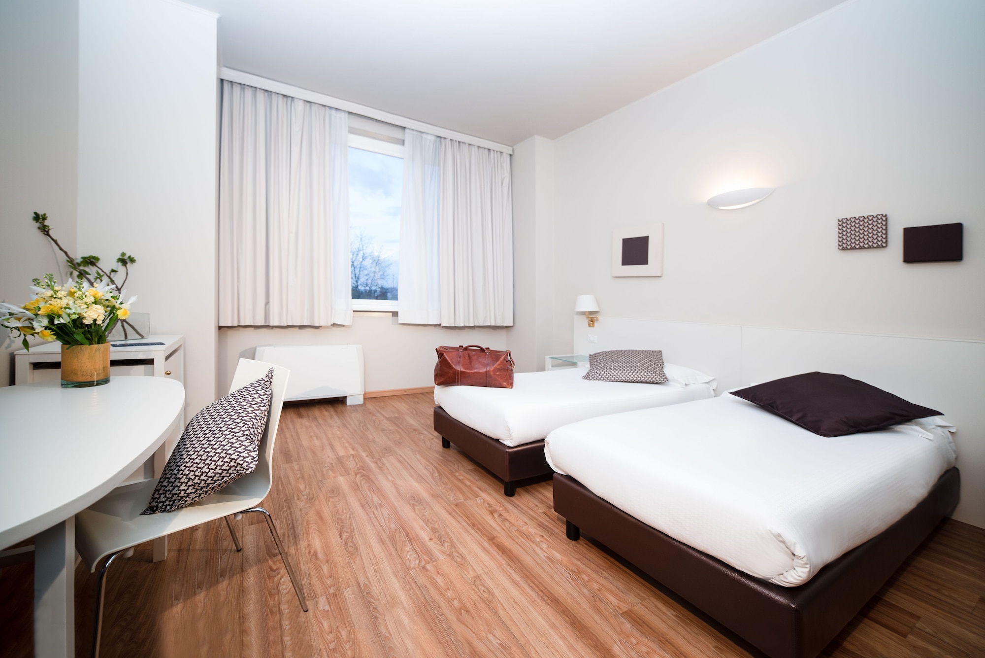 DELUXE, TWIN BEDS