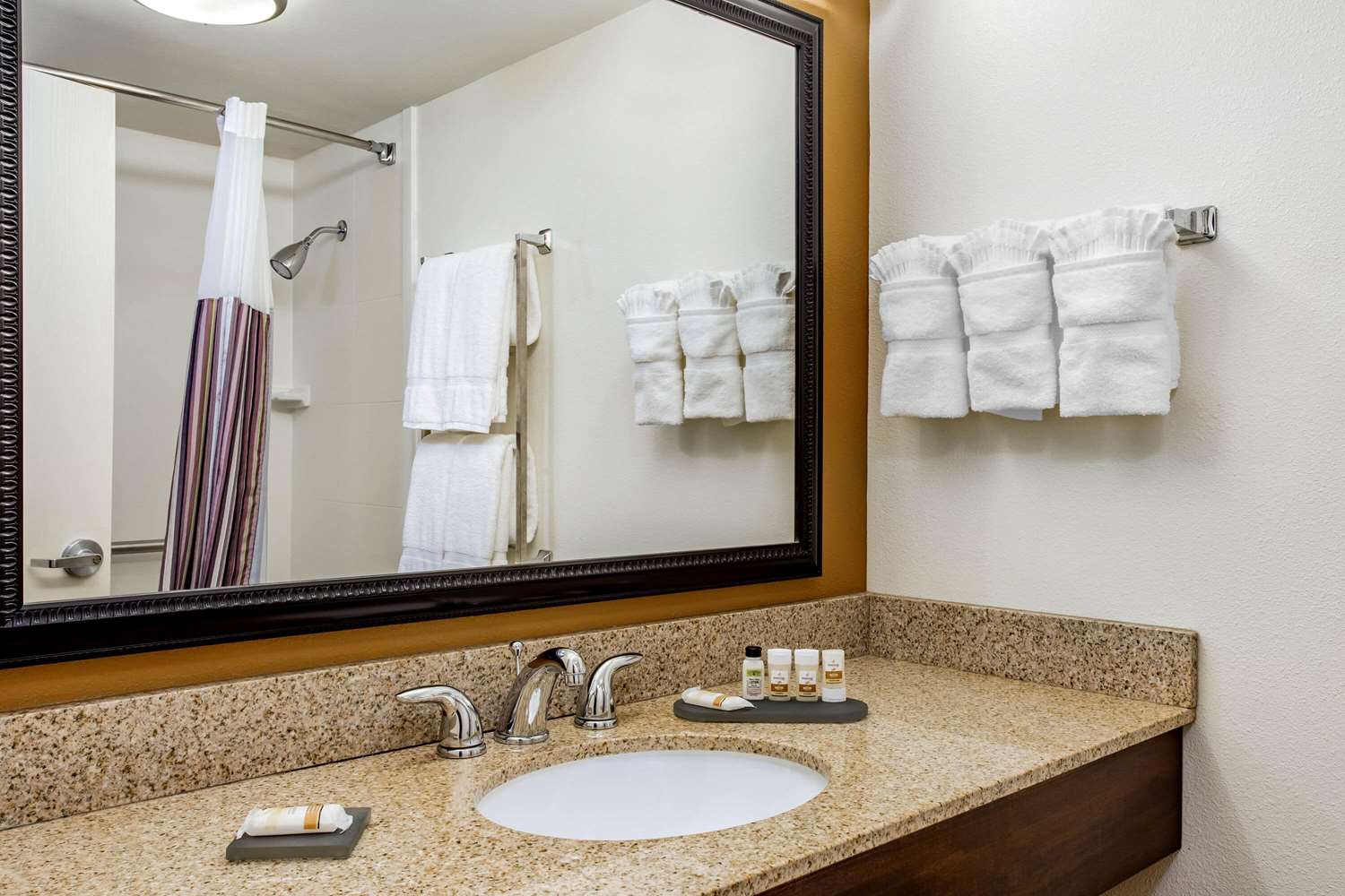La Quinta Inn & Suites by Wyndham Danbury 56/58