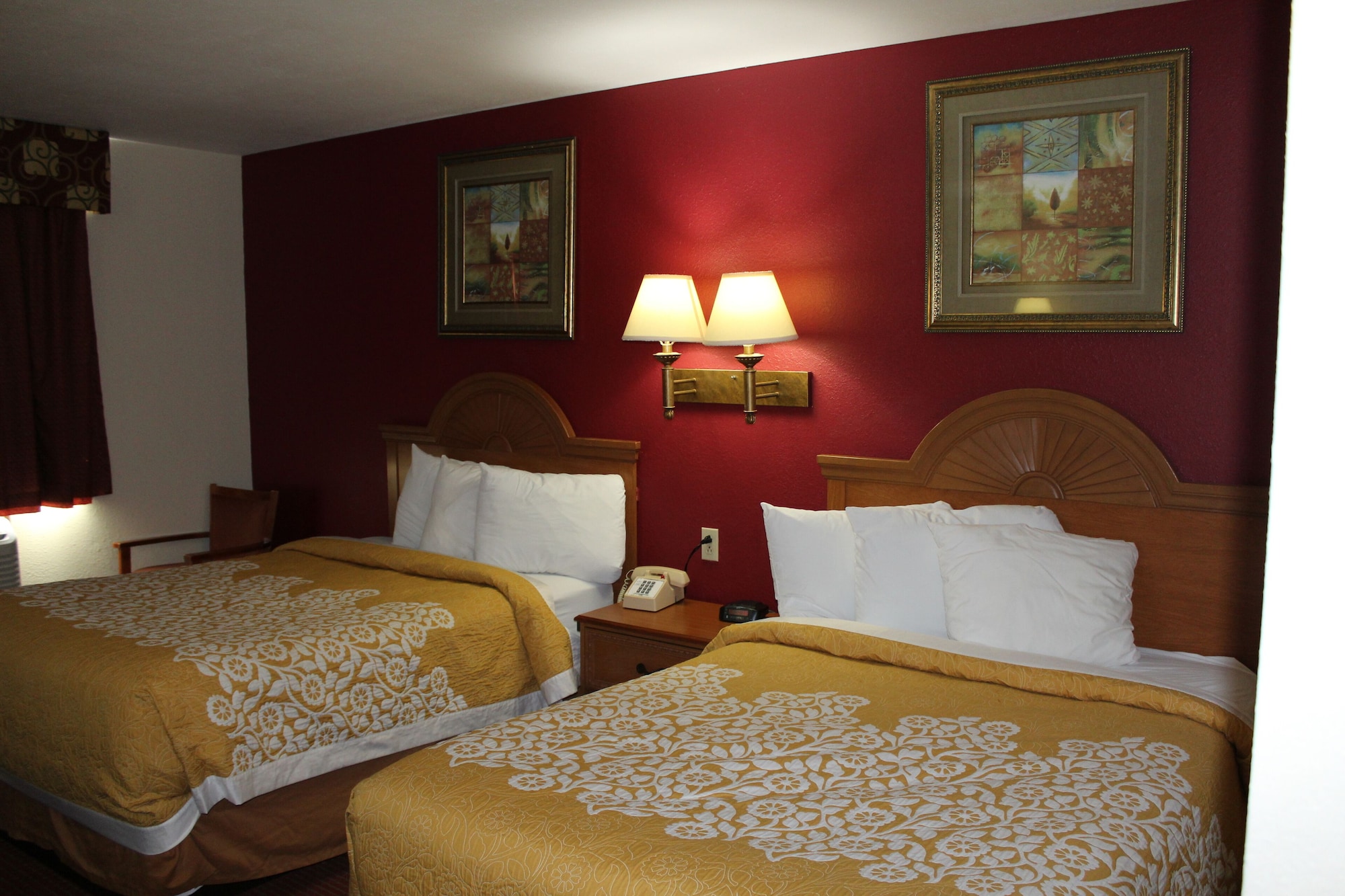 غرفة بسريرين مزدوجين يُسمح فيها بالحيوانات الأليفة لذوي الإعاقة، Baymont by Wyndham Perrysburg/Toledo 4/9