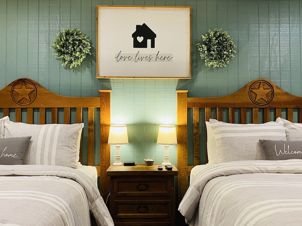 2 BEDROOMS, DELUXE, SUITE