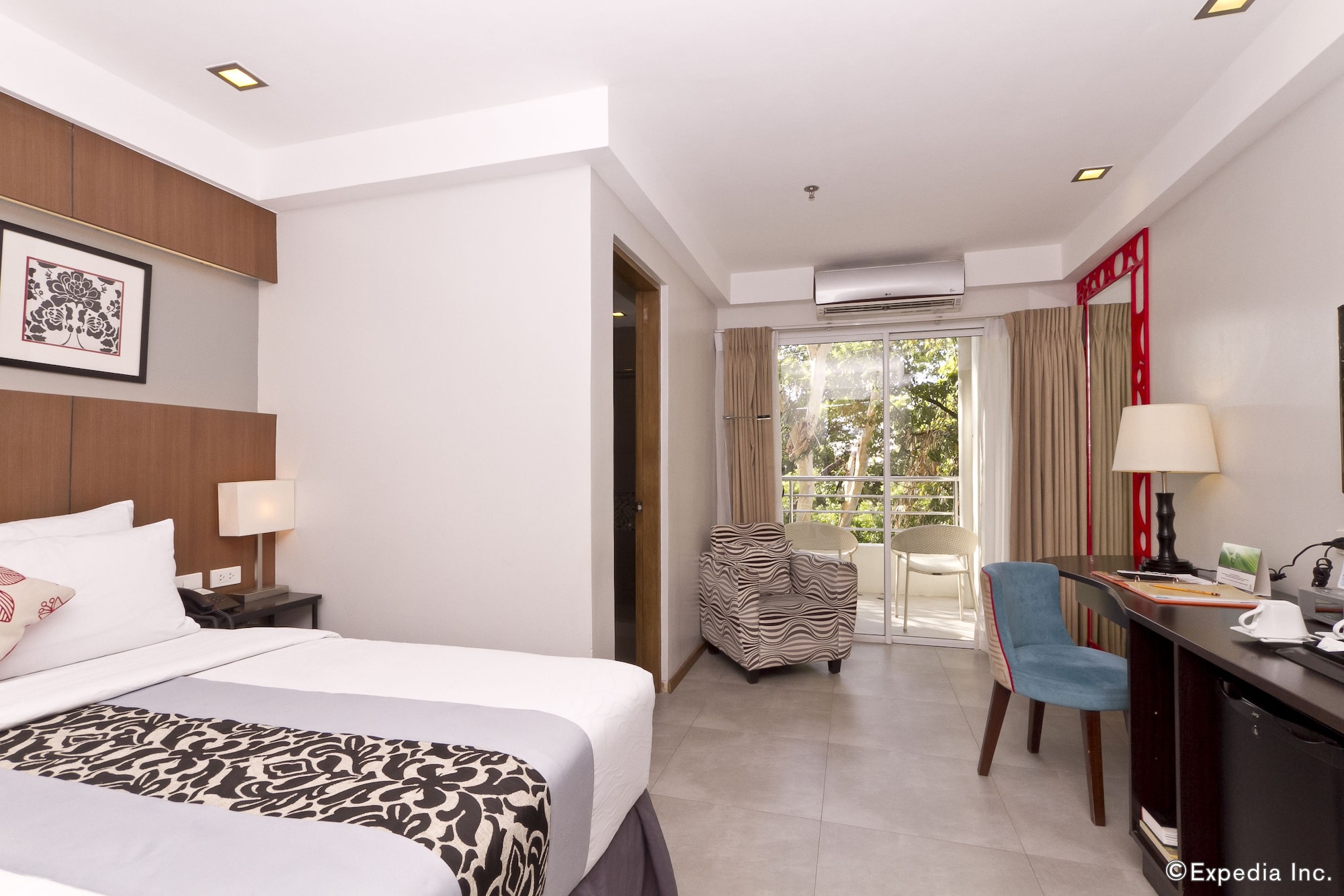 DELUXE, QUEEN BED, BALCONY