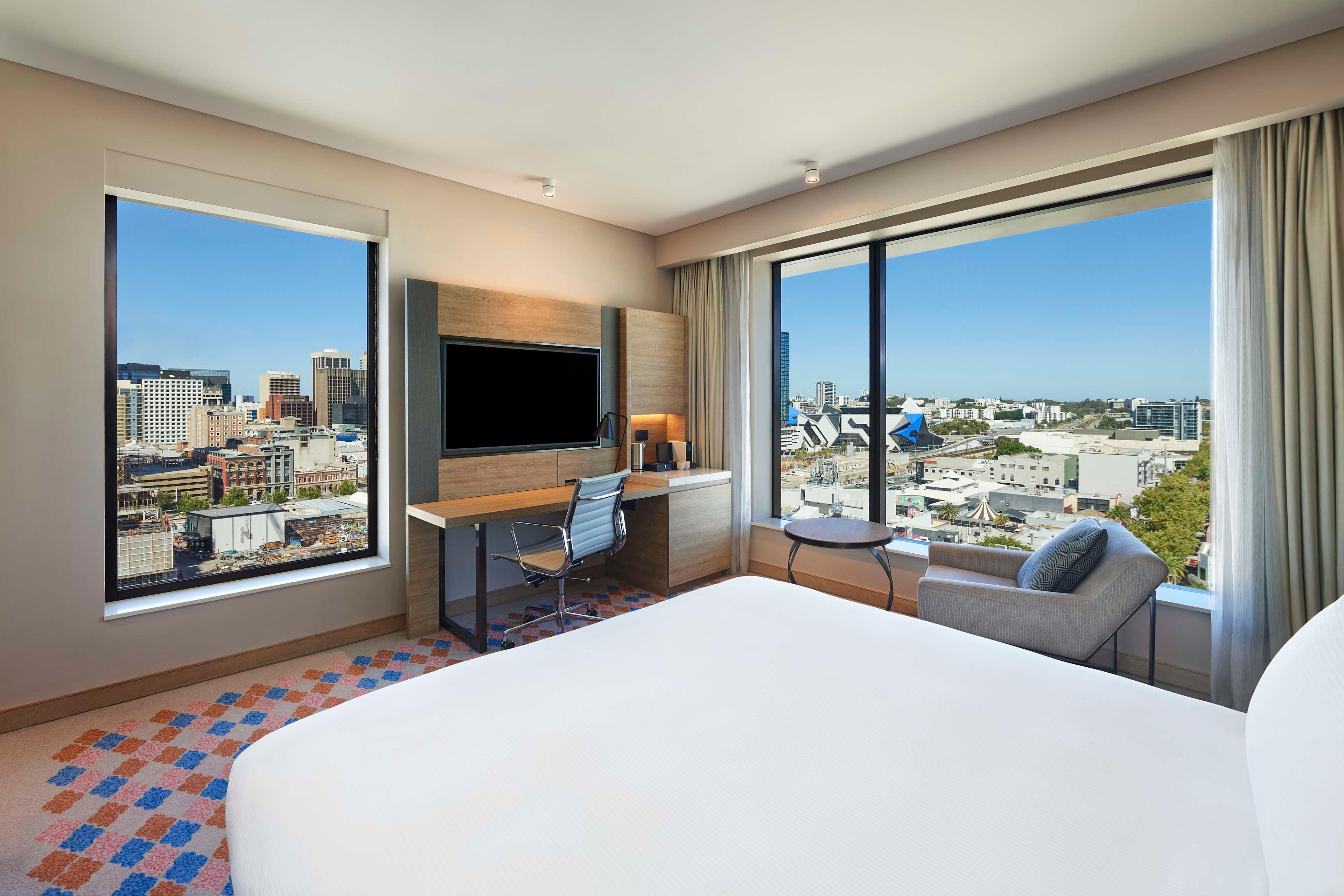 ROOM, KING BED, WITH VIEW, CORNER