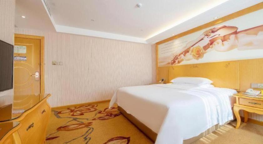 Vienna Hotel (Zhongshan Rainbow Avenue) 24/58