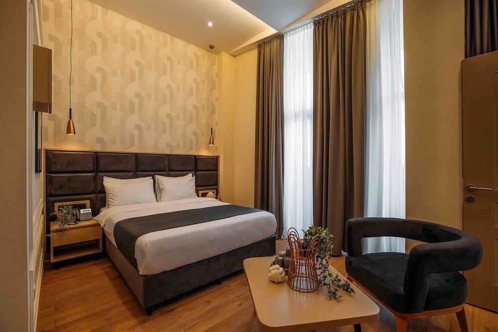Hotel Monday 26/63