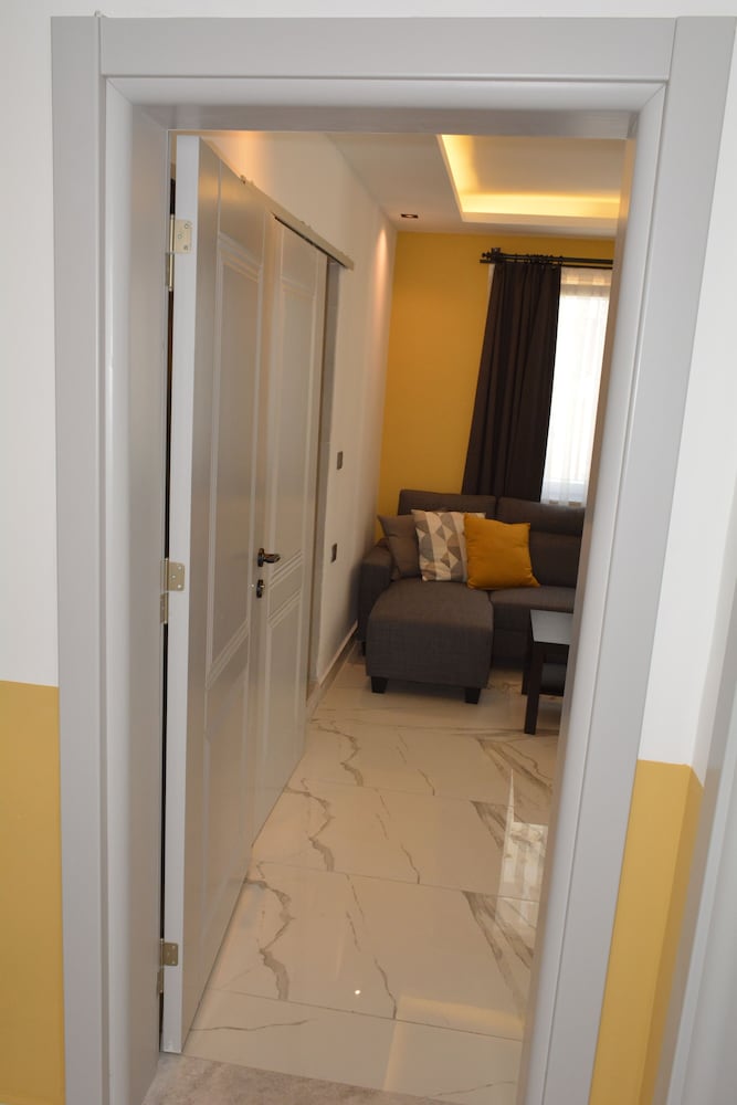 Leonis Hotel 50/50