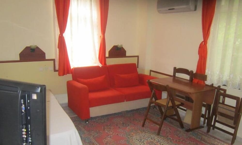 Red Rose Hotel 17/27