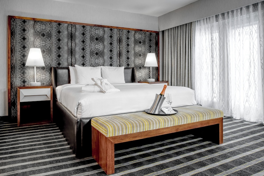 LUXURY, SUITE, KING BED, POOL VIEW, BALCONY