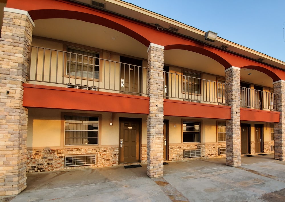 Econo Lodge Inn & Suites Sealy 8/52