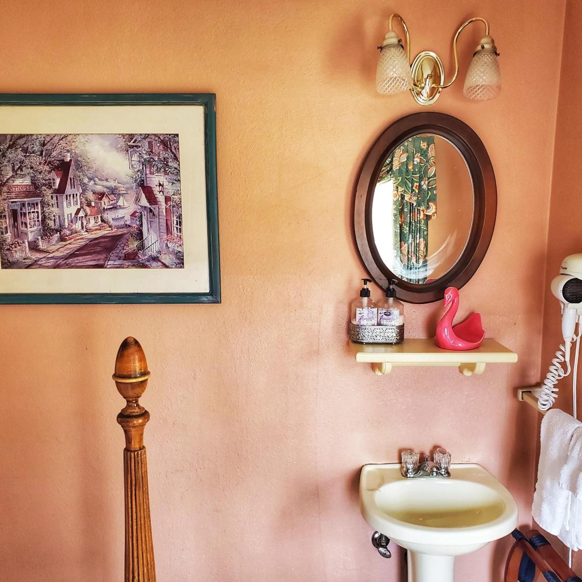 جناح بسرير كوين، Montague Inn 3/3