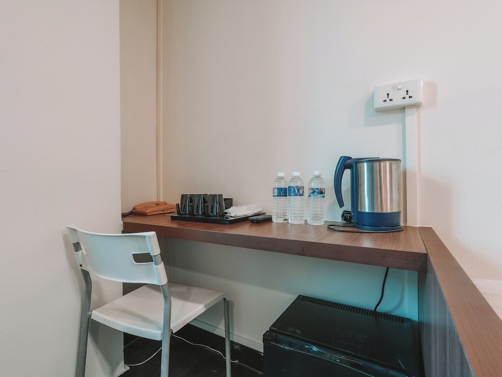 A Hotel Desker 39/55