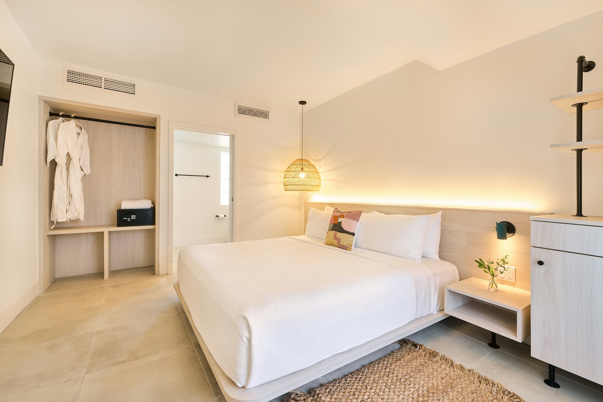 COURTYARD, SUPERIOR, KING BED