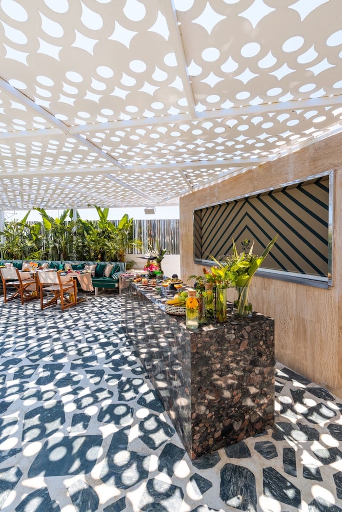 THE XON HOTEL 38/50
