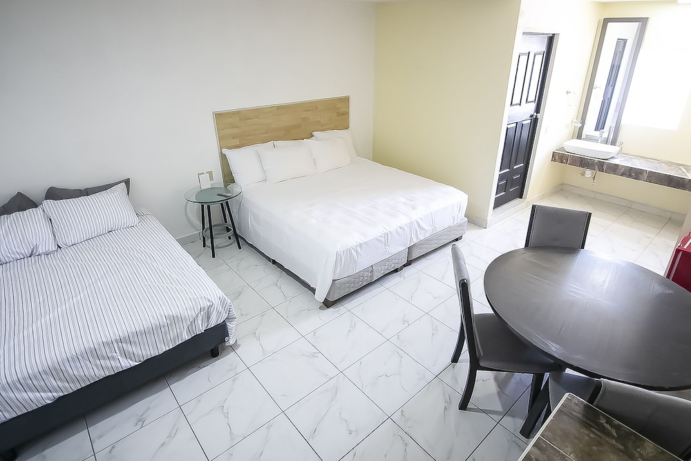 OYO Hotel Plaza Las Torres, Cabo San Lucas 20/30