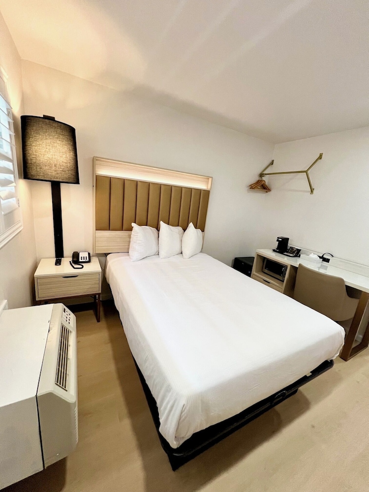 Nob Hill Motor Inn 25/40