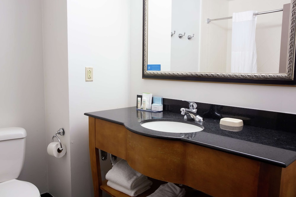 Hampton Inn & Suites Chesapeake-Square Mall 16/41