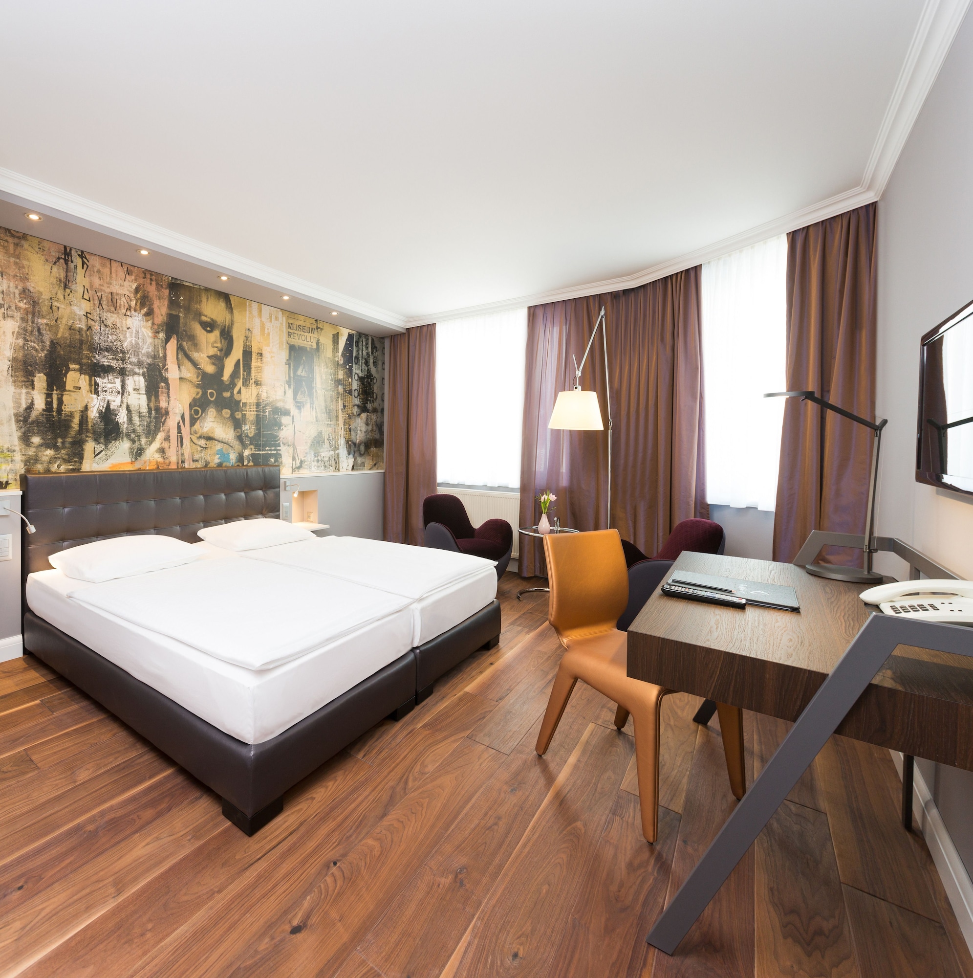 DELUXE, DOUBLE OR TWIN BED, STREET VIEW