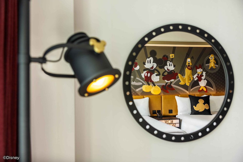 Disneys Hollywood Hotel 32/64