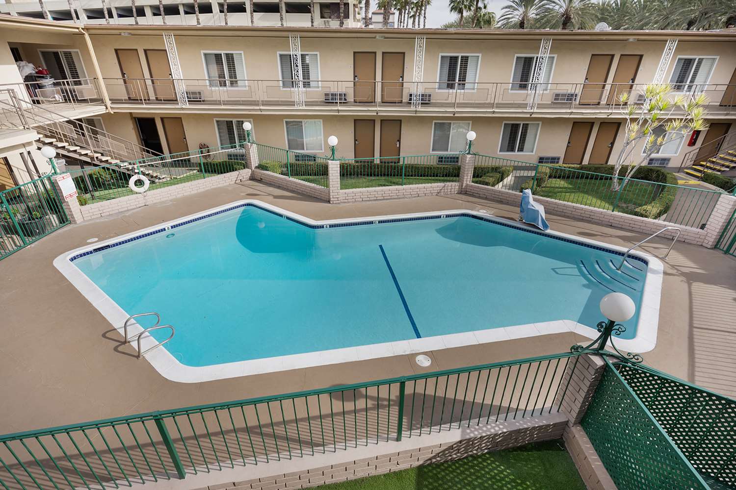 Americas Best Value Inn & Suites Anaheim Convention Center 20/27